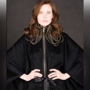Fabulous Tong Sohung NY designer cape with Zipper Collar